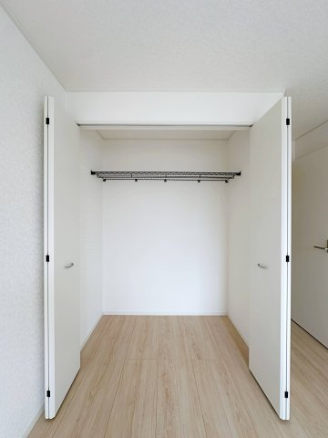 安佐南区安東5丁目の収納|全居室収納☆
6.5帖の主寝室はたくさん収納できるクローゼットです♪