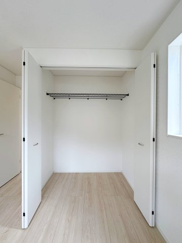 安佐南区安東5丁目の収納|全居室収納☆
5帖洋室のクローゼットです♪