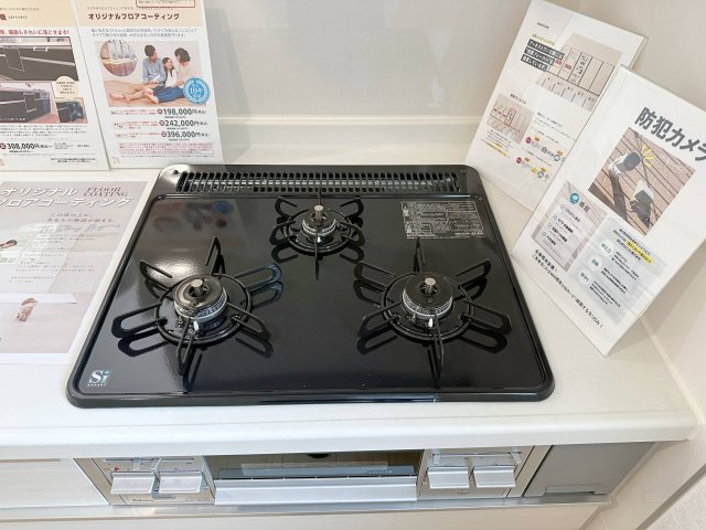 安佐南区安東5丁目のキッチン|プロパンガス仕様の3口ガスコンロ☆
高火力のバーナーが使用可能、調理器具を選ばないのがガスコンロ。停電時でも使用可能で安心です♪