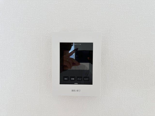 安佐南区安東5丁目の防犯設備|ドアホン☆
来客があったとき、室内からカメラやマイクを使って相手や用件を確認できます。相手を事前に確認することができ、訪問販売対策や防犯面でも役に立つアイテムです♪