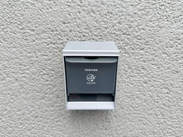 安佐南区安東5丁目の発電・温水設備|EV車用電源コンセント☆
日本国内でも、2030年代半ば頃を目標に、新車販売を全て電気自動車にすることが出来るように調整されているとも言われ、この先の環境変化に対応できるように設置されています。