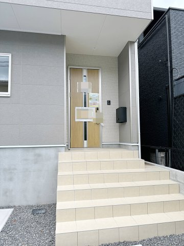 安佐南区安東5丁目の玄関|玄関ポーチ☆
屋根も付いており、雨が降っても濡れる心配はありません♪