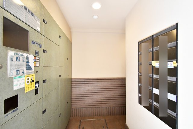 オーベル大宮・東宮原の玄関|24時間受け取れる宅配ボックスは忙しい方の味方！■難しいイメージの住宅ローンは経験スタッフが丁寧にお手伝いしますのでご安心下さい。皆様のご来店、心よりお待ちしております。