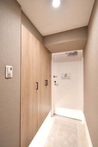 オーベル大宮・東宮原の玄関|白を基調とした玄関。明るく広く見せる工夫が施されております！センサーライトになっておりますので、電気の消し忘れもない＆帰宅時も明るい玄関でお出迎えしてくれる家族想いな玄関です。