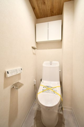オーベル大宮・東宮原のトイレ|水回り交換済、清潔感を保ちやすいトイレ空間。温水洗浄便座付き、毎日使う場所だからこそ快適性をしっかり確保。写真で暮らしを想像し、ご家族で内覧し収納・採光・動線・設備の使い勝手を確認ください。
