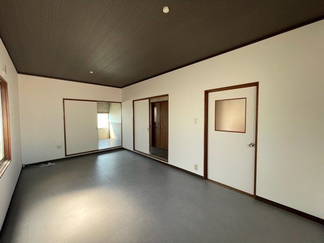 玉津町上池一戸建の洋室