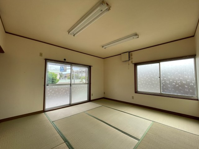 玉津町上池一戸建の和室|照明器具は撤去予定