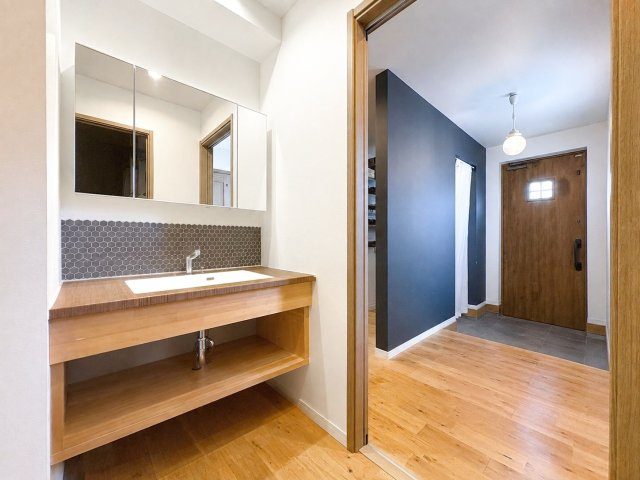 福岡市南区屋形原4丁目 中古戸建の浴室|※AI加工により荷物を消去しています（現況優先）
日中は明るい自然光が入り、効率的に換気ができる窓付きの浴室です！