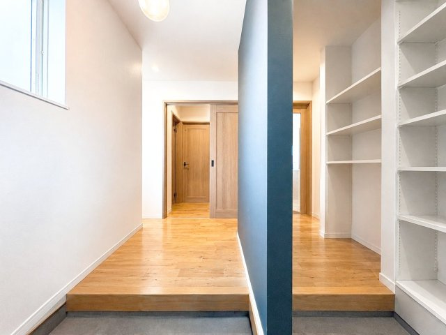 福岡市南区屋形原4丁目 中古戸建の居間・リビング|ダウンライトと吹抜けで明るさと開放感を両立したリビングです！