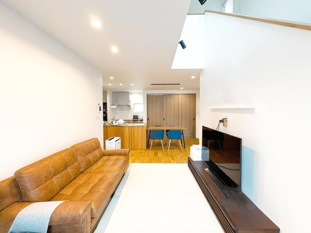 福岡市南区屋形原4丁目 中古戸建の居間・リビング|2階に行く際には必ずリビングを通るため、自然と家族が顔を合わせる機会が増えますね！