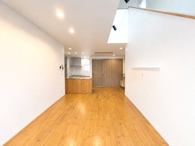 福岡市南区屋形原4丁目 中古戸建の居間・リビング|※AI加工により荷物を消去しています（現況優先）
ダウンライトと吹抜けで開放感と明るさを両立したリビングです！