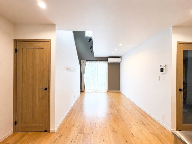 福岡市南区屋形原4丁目 中古戸建の居間・リビング|※AI加工により荷物を消去しています（現況優先）
2階に行く際に必ずリビングを通るため、家族が顔を合わせる機会が自然と増えますね！