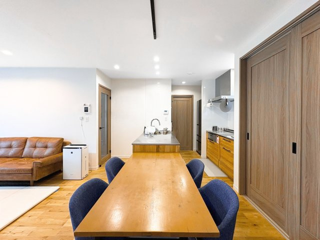 福岡市南区屋形原4丁目 中古戸建のキッチン|約18帖のLDK！階段下収納には季節家電などの大きな荷物も収納できますね！