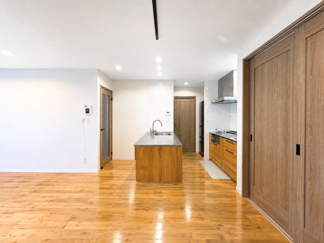 福岡市南区屋形原4丁目 中古戸建のキッチン|※AI加工により荷物を消去しています（現況優先）
II型キッチン+横並びダイニングで、調理から配膳、片付けまでの家事動線が短くスムーズに！