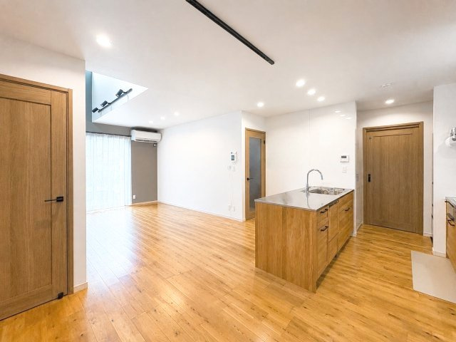 福岡市南区屋形原4丁目 中古戸建のキッチン|※AI加工により荷物を消去しています（現況優先）
約18帖のLDK！階段下の収納スペースには季節家電などの大きな荷物も収納できます！