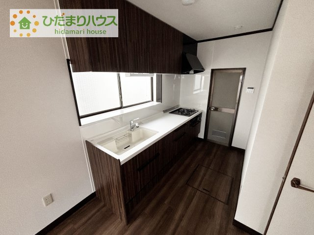 【キッチン】 | 筑西市幸町3丁目　中古戸建 | コンロは嬉しい3口コンロ！シンクはつなぎ目なしでお掃除も簡単です♪
