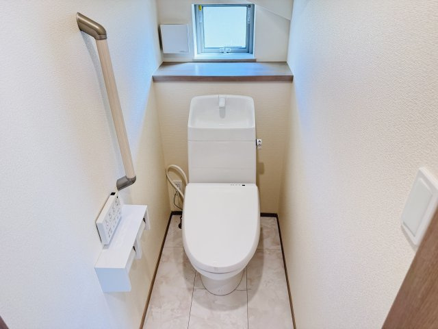 松戸市常盤平６丁目新築戸建【牧野原小学校：8分】のトイレ|温水洗浄暖房便座つきトイレ