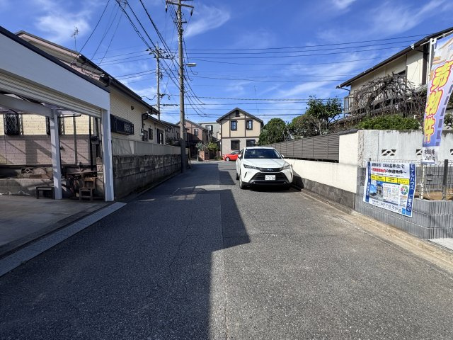 松戸市常盤平６丁目新築戸建【牧野原小学校：8分】の前面道路含む現地写真|南側前面道路・幅員約6ｍ