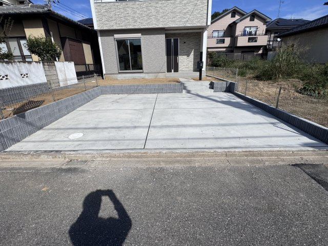 松戸市常盤平６丁目新築戸建【牧野原小学校：8分】の駐車場|A号棟駐車スペース・並列2台駐車可