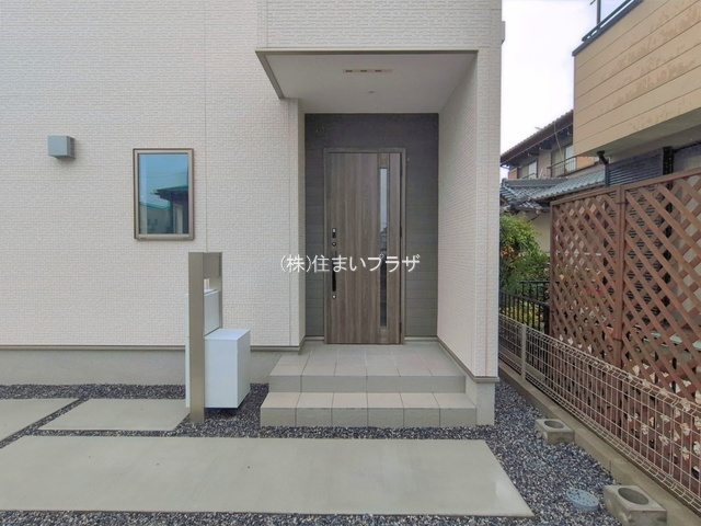 新築戸建て・仲介手数料無料）一宮市今伊勢町馬寄０１期・2号棟　２号棟の玄関|明るい玄関です