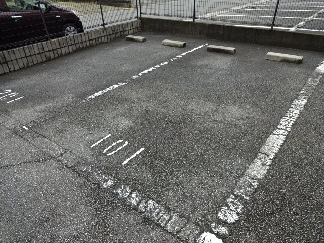 高砂市神爪４丁目のハイツの駐車場