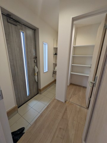【平中神谷第9／全2棟　1号棟】　長期優良住宅　新築建売住宅！の玄関|◆玄関の写真です◆
お洒落な玄関は気分が良いですね♪広々とした玄関になっております。　ご両親やお友達が来ても、靴の置き場に困ることはありません。収納力たっぷりで、整理整頓も楽ちんですね。

