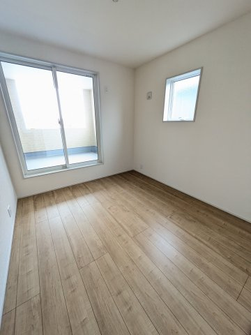 【平中神谷第9／全2棟　2号棟】　長期優良住宅　新築建売住宅！の洋室|◆居室の写真です◆　柔らかい陽光が差し込む明るいお部屋を演出☆　使い勝手の良い間取りなので、ご家族の状況の変化にも耐えられますね。


