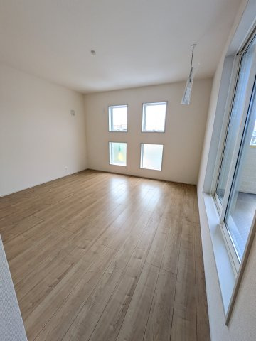 【平中神谷第9／全2棟　2号棟】　長期優良住宅　新築建売住宅！の寝室|◆居室の写真です◆　充分な広さの収納を備え、採光良好な洋室は、快適空間。プライベートの時間もゆったりお寛ぎ頂けそうです。

