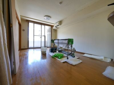 ヴィルヌーブ東戸塚プレジールの居間・リビング|綺麗なフローリングのお部屋です。