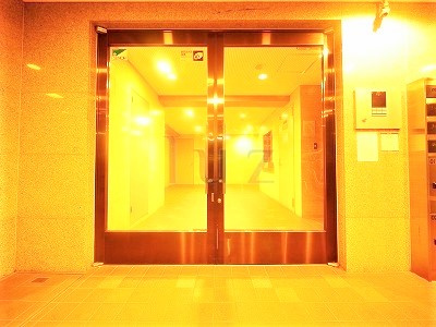 横浜市中区翁町２丁目の賃貸マンションのエントランス