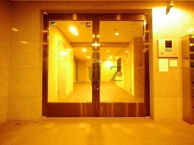 横浜市中区翁町２丁目の賃貸マンションのエントランス