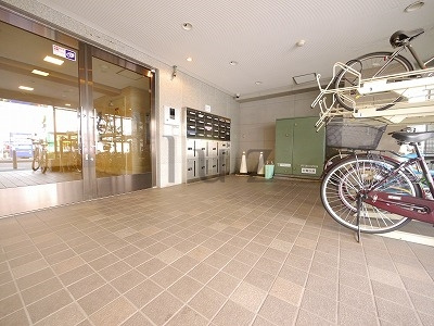 横浜市中区翁町２丁目の賃貸マンションのエントランス