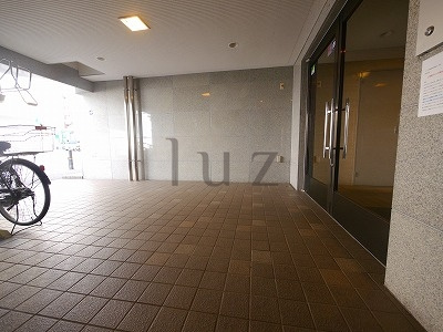 横浜市中区翁町２丁目の賃貸マンションのエントランス