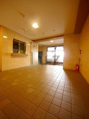横浜市中区翁町２丁目の賃貸マンションのエントランス