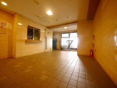 横浜市中区翁町２丁目の賃貸マンションのエントランス