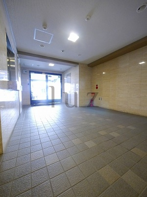 横浜市中区翁町２丁目の賃貸マンションのエントランス