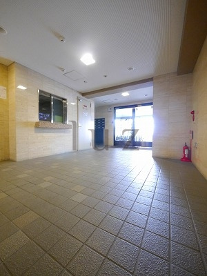 横浜市中区翁町２丁目の賃貸マンションのエントランス