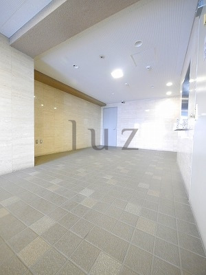 横浜市中区翁町２丁目の賃貸マンションのエントランス