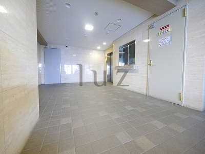 横浜市中区翁町２丁目の賃貸マンションのエントランス
