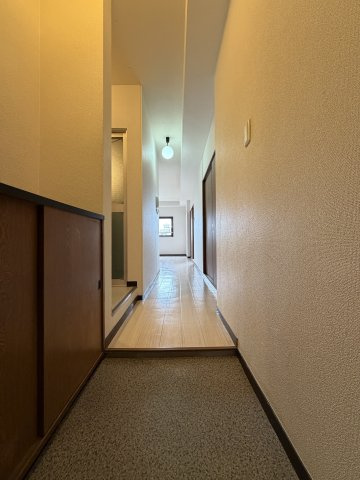 ハイツ粟新の玄関