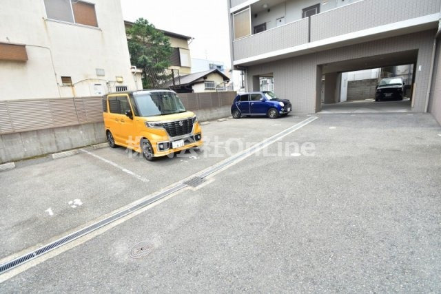 ステュディオの駐車場