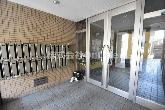 東大阪市西堤本通西３丁目の賃貸マンションのエントランス