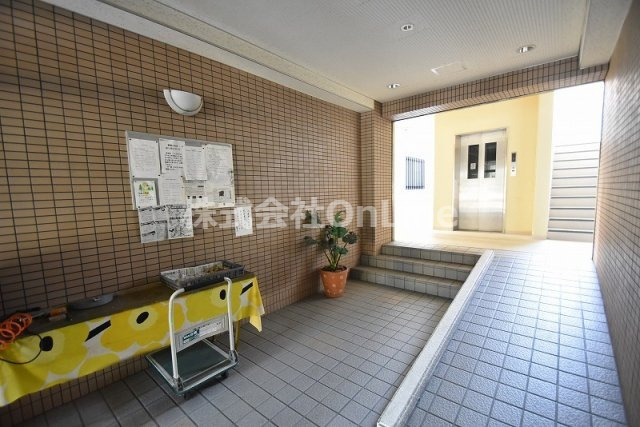 東大阪市西堤本通西３丁目の賃貸マンションのロビー