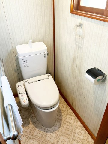 手稲区西宮の沢4条4丁目　戸建のトイレ|窓付きのトイレは温水便座設置済み♪