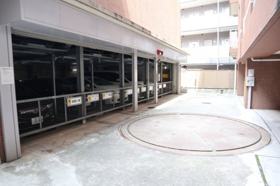 【駐車場】 | 練馬桜台ガーデンハウス | 駐車場に車を止められます
