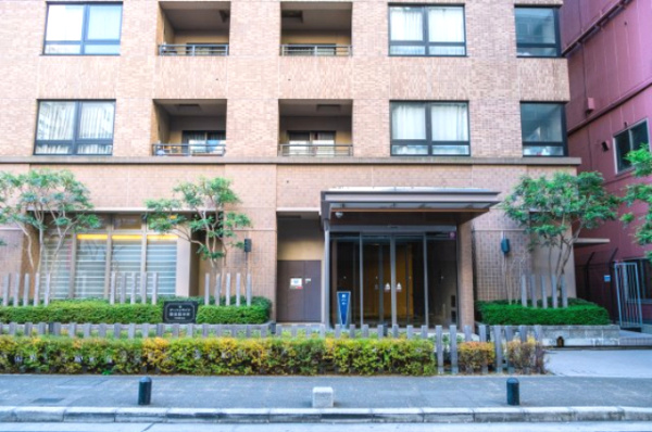  | 【エントランス外観】シャープな庇が特徴的なエントランス。きちんと手入れされた植栽に囲まれています！