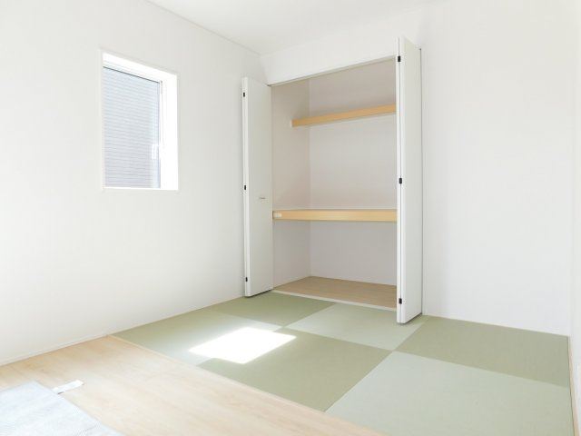 北名古屋市六ツ師女夫越の新築一戸建の和室|◇畳コーナー◇　　お子様の遊び場やお昼寝スペースに最適です♪　収納完備！