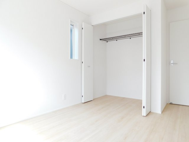 北名古屋市六ツ師女夫越の新築一戸建の洋室|◇洋室◇　　南面で明るい洋室５．７帖　全居室収納完備！
