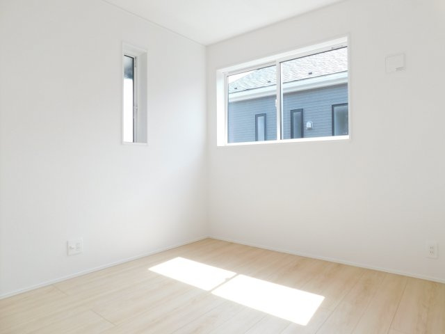 北名古屋市六ツ師女夫越の新築一戸建の洋室|◇洋室◇　　南面で明るい洋室５．０帖　全居室収納完備！