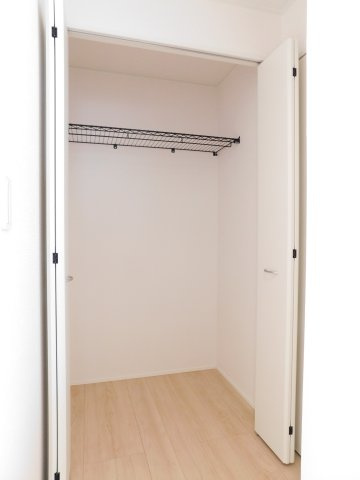 北名古屋市六ツ師女夫越の新築一戸建の収納|◇２階ホール◇　　洋服や季節物の収納に便利です！